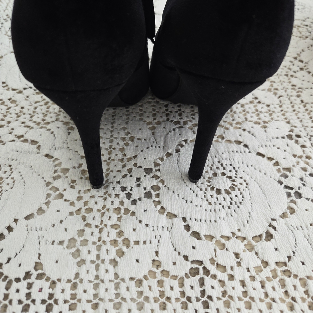 Cape Robbin Black Velvet Lace-Up Ankle Boots with Red Rose Embroidery Size 10 - Picture 6 of 12